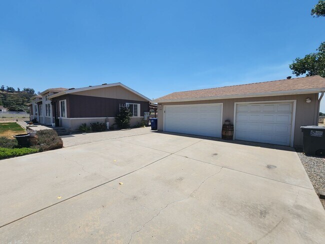 Photo - Family Home on 4 acres close to schools