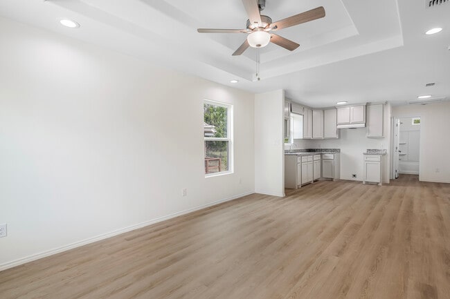 Photo - 304 W 6th St