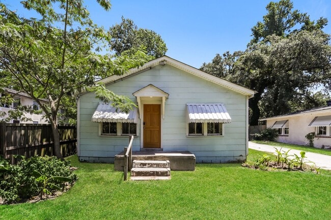 Building Photo - 1 bedroom / 1 bath ~ Just Renovated & Move... Rental