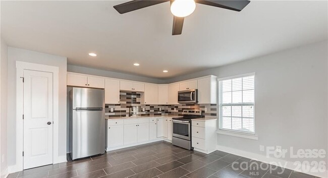 Building Photo - 2413 Woodward Ave Unit ADU