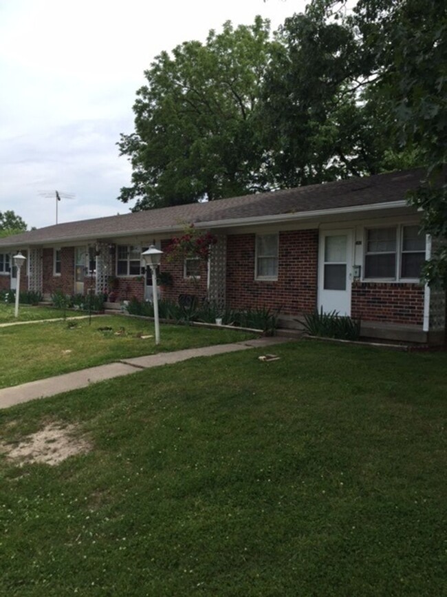 Building Photo - Bolivar MO 1 Bed, 1 Bath Apartment Unit 426