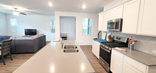 Photo - 1100 Winnie Dr