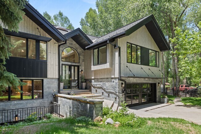 Photo - 777 Castle Creek Dr