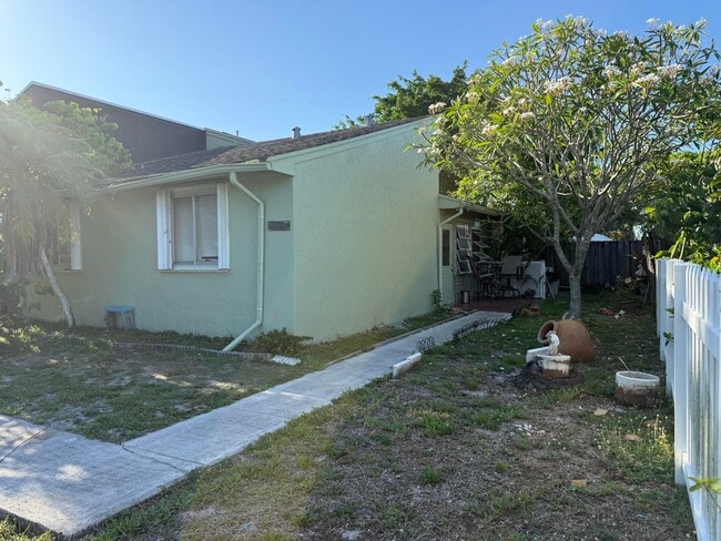 Building Photo - 4565 NW 3rd Dr Rental