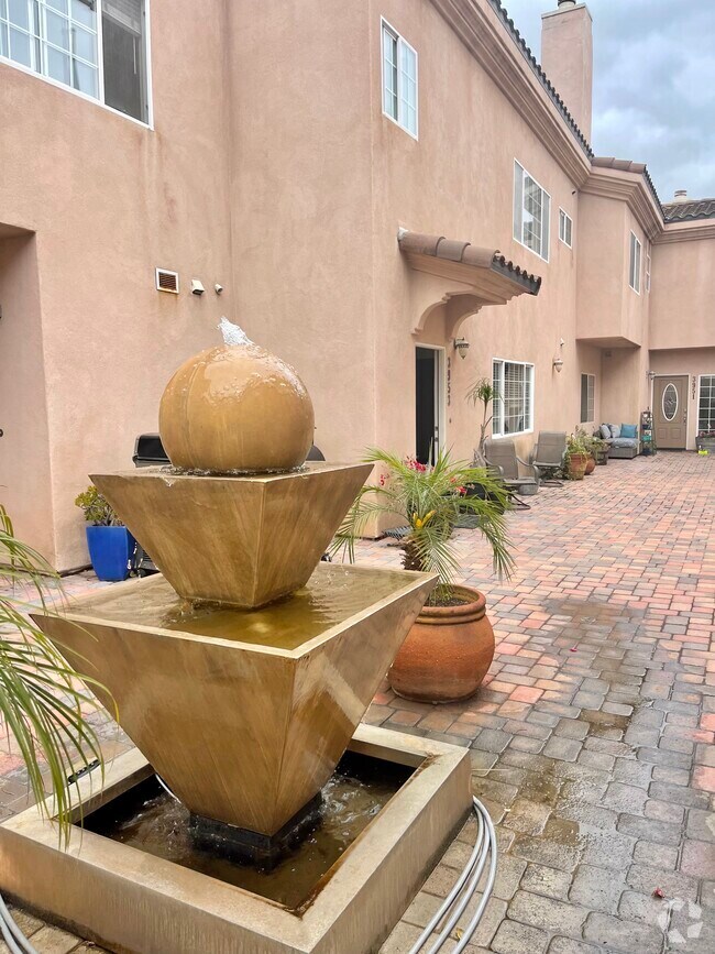 Building Photo - 3953 Riviera Dr Unit 3953 Rental