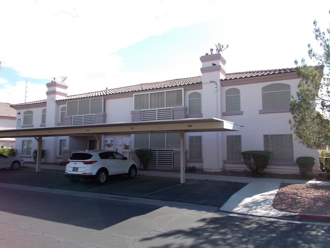 Building Photo - Charming 2 Bed / 2 Bath Condo with Firepla...
