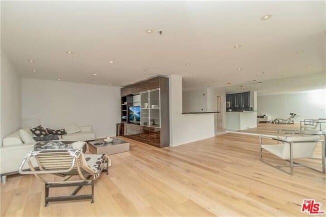 Photo - 121 S Hope St Unidad 505