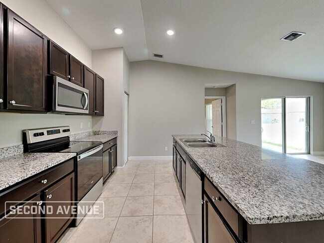 Photo - 748 Geddes St SW