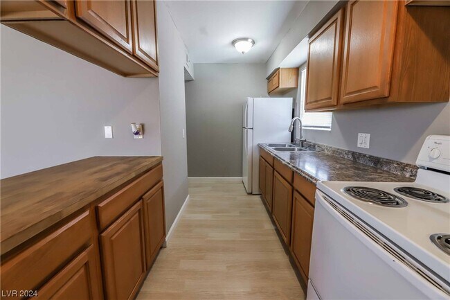 Photo - 833 N Bruce St