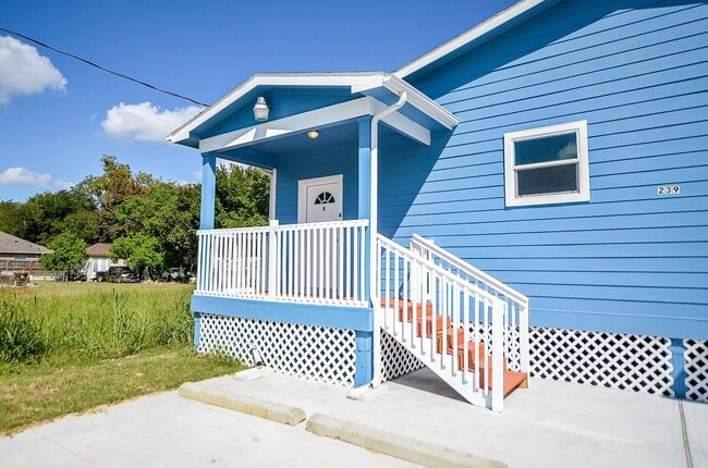 Photo - 239 Broadhurst Dr