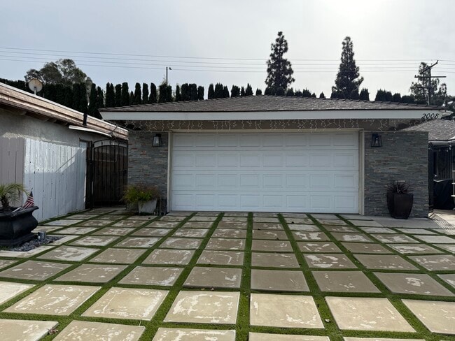 Building Photo - 2008 E Stearns Ave