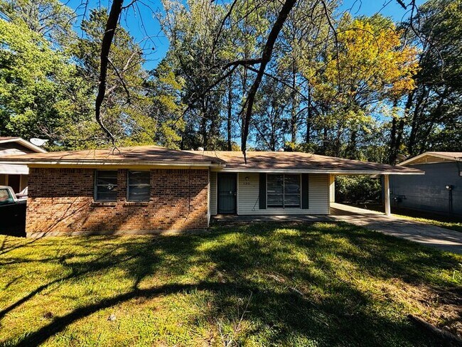 Photo - 130 E Woodcrest Dr House