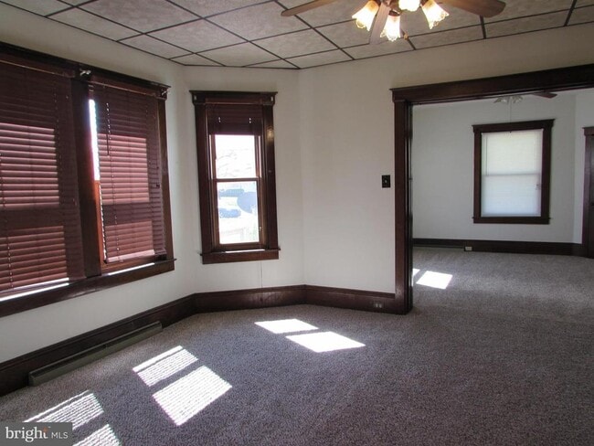 Photo - 33 N Kinzer Rd