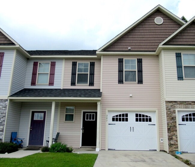 Photo - Three Bedroom Townhome in Richlands Close to Everything!!