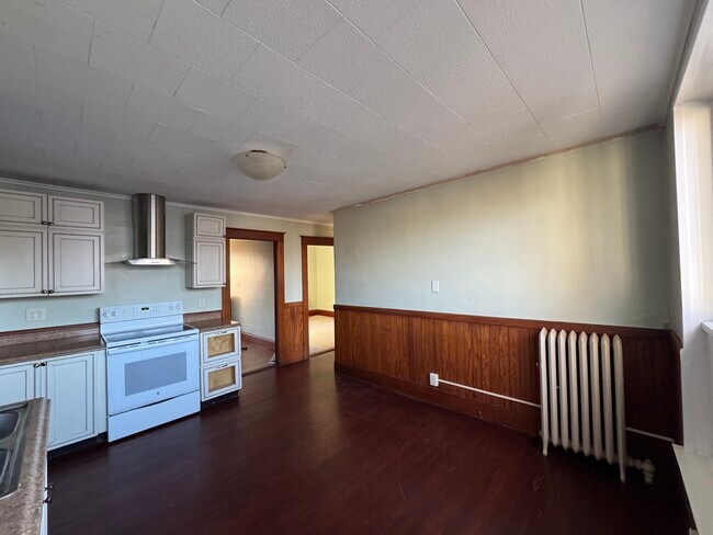 Kitchen view 1 - 3 Howard St Unit D