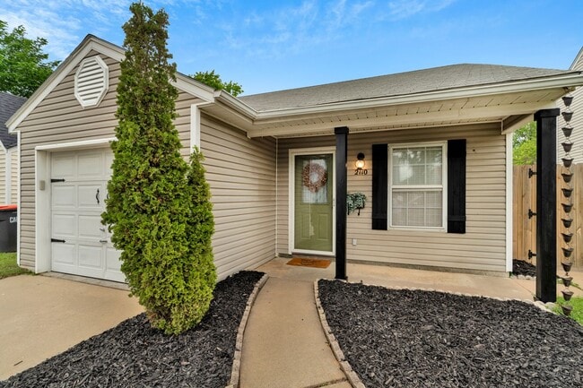 Building Photo - RARE FIND! Immaculate 2 Bed 2 Bath home in great location.