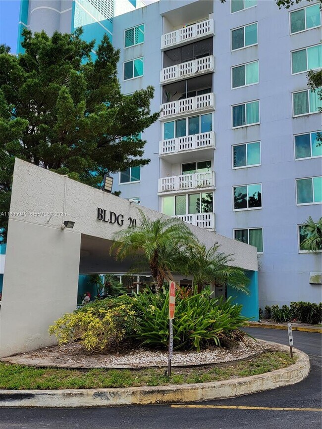 Building Photo - 919 Hillcrest Dr Unit 306