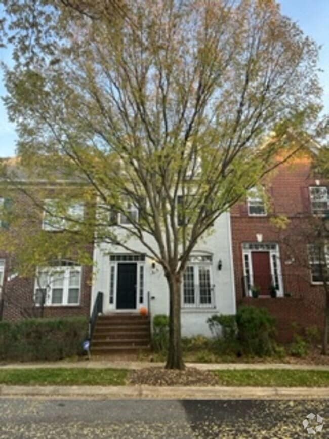 Building Photo - Beautiful 3 BR, 2 FB+2HB townhouse in King...