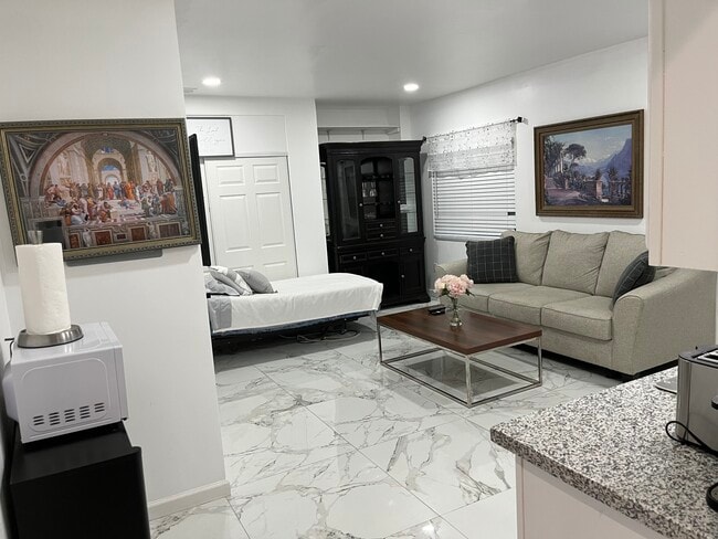 17220 Ballinger St Unit Guest Suite - Luxurious