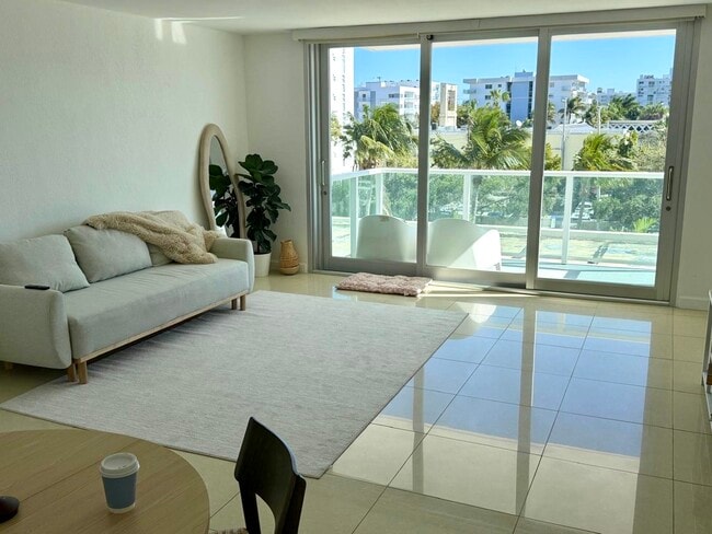 Building Photo - 1000 West Ave Unit 330