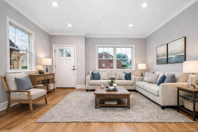 Photo - 113 Gainsborg Ave E