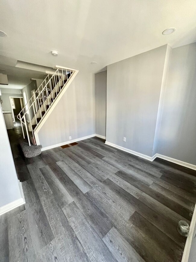 Building Photo - Recently rehabbed townhouse available in W...