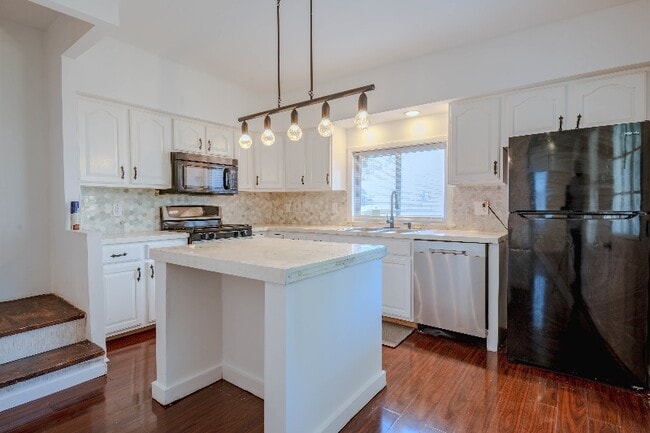 Building Photo - 301 McLean St Rental