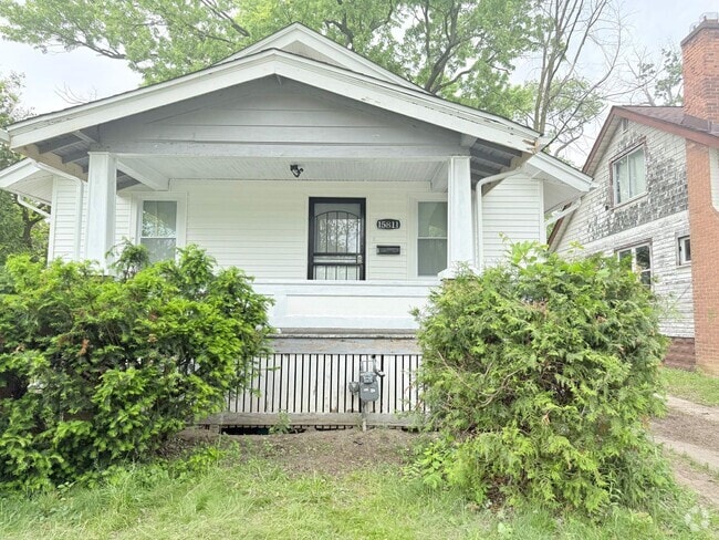 Building Photo - Renovated 2-Bedroom Home – We Welcome Sect...