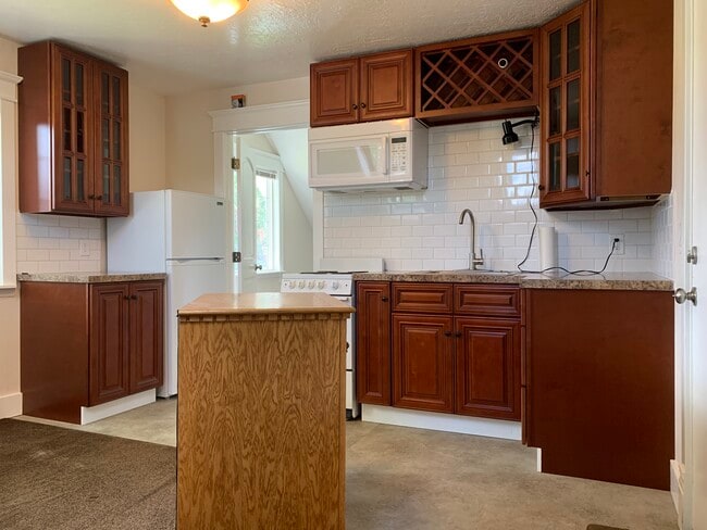 Kitchen - 647 N Morton St Unit A