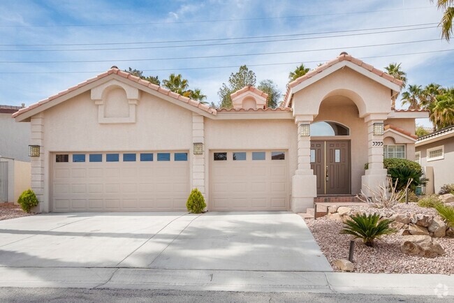 Building Photo - Luxury 3 Bedroom Home with Private Pool an...