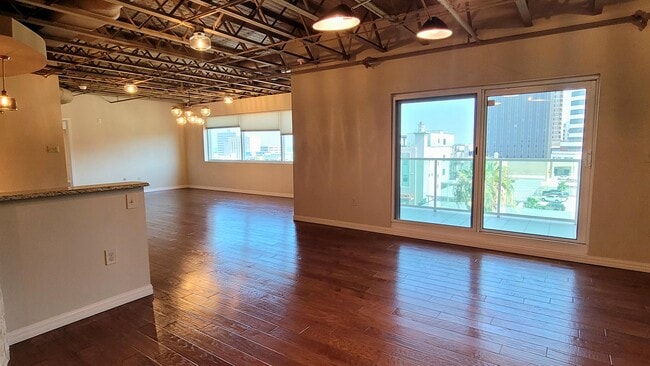 Photo - 901 N Upper Broadway