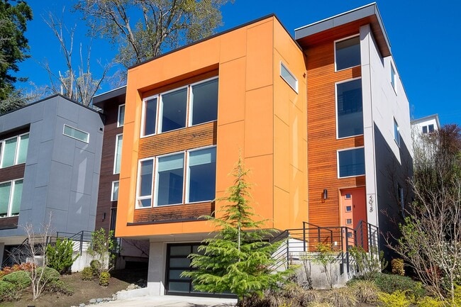 Building Photo - Welcome home to West Seattle comfort!