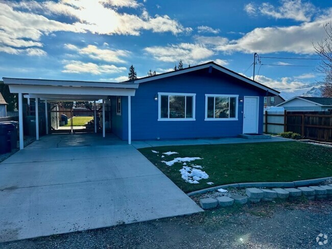 Building Photo - Charming 2 bed/1 bath home with extra larg...