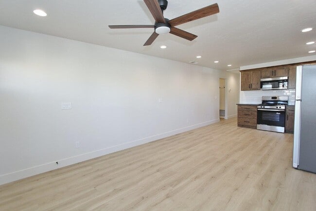1115 S Commercial Ave