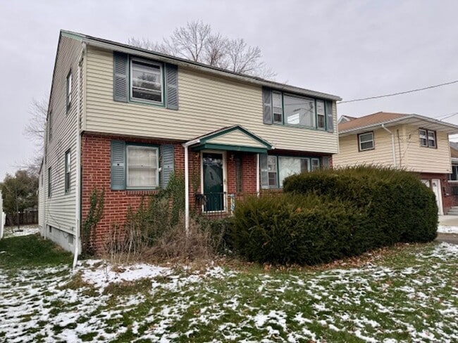 Building Photo - 22 Adams Ave Unit 2nd floor