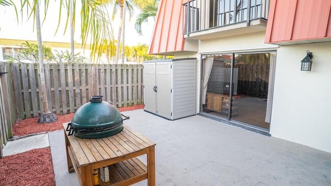 Building Photo - 3211 Gardens East Dr