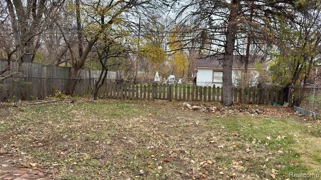 Photo - 855 John Daly St