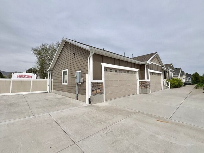 Building Photo - Remodeled 2 Bed / 1 Bath in West Valley – Bright, Modern & Move-In Ready with Parking