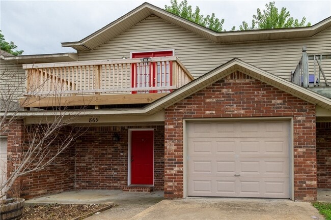 Building Photo - 869 W Peachtree Dr