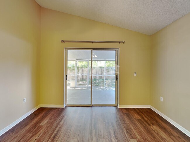 Photo - 2911 St James Ln