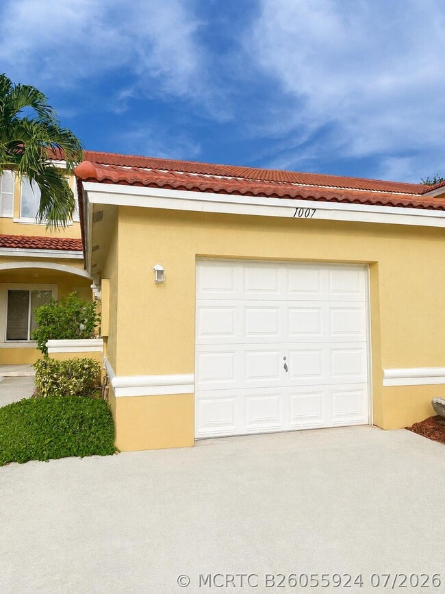 1007 Arezzo Cir