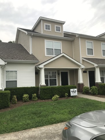 Freshly painted inside 2 bedroom and 2 full b - 131 Alexander Blvd Townhome