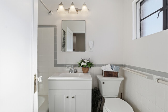 baño actualizado - 3115 Martha Custis Dr