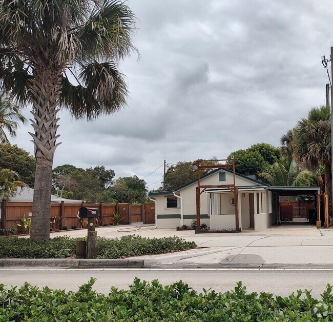 Building Photo - 1330 NE Dixie Hwy Rental