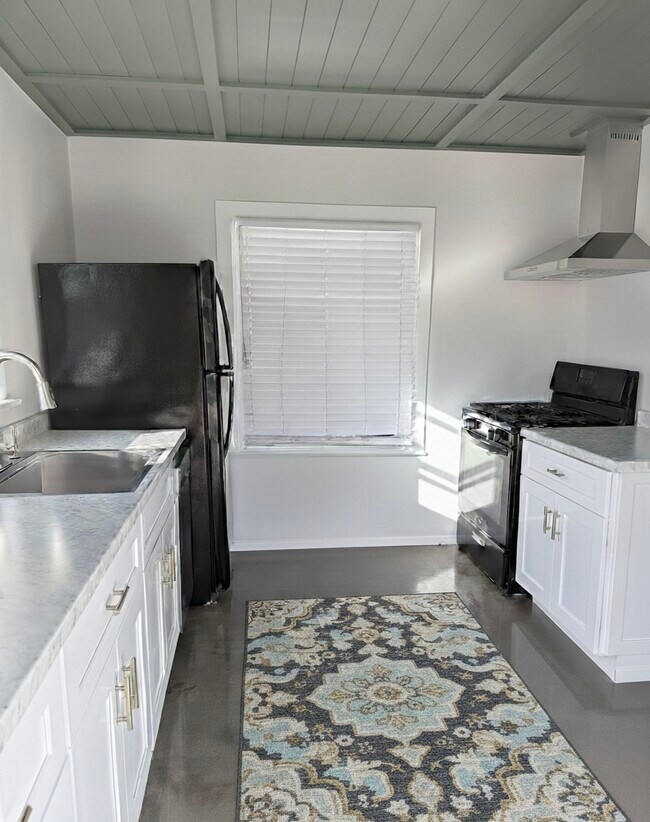 Kitchen - 5035 Mansfield Unit Back