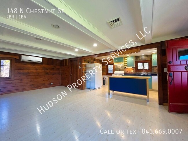 Photo - 148 N Chestnut St House