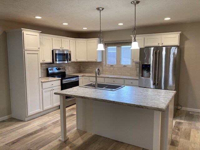 Photo - 704 E 8th St