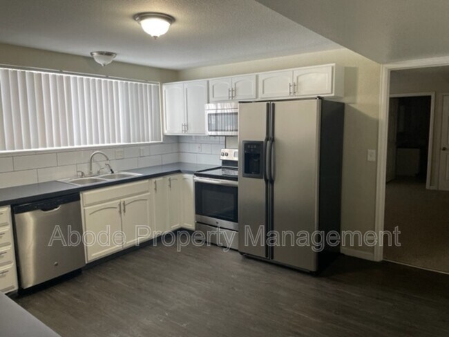 Photo - 480 W 10th St
