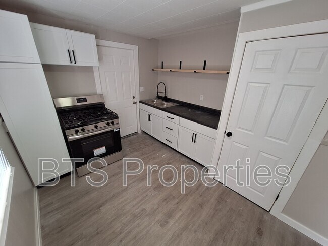 Building Photo - 1627 N Valley Ave