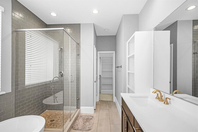 Building Photo - 411 N Nagle St